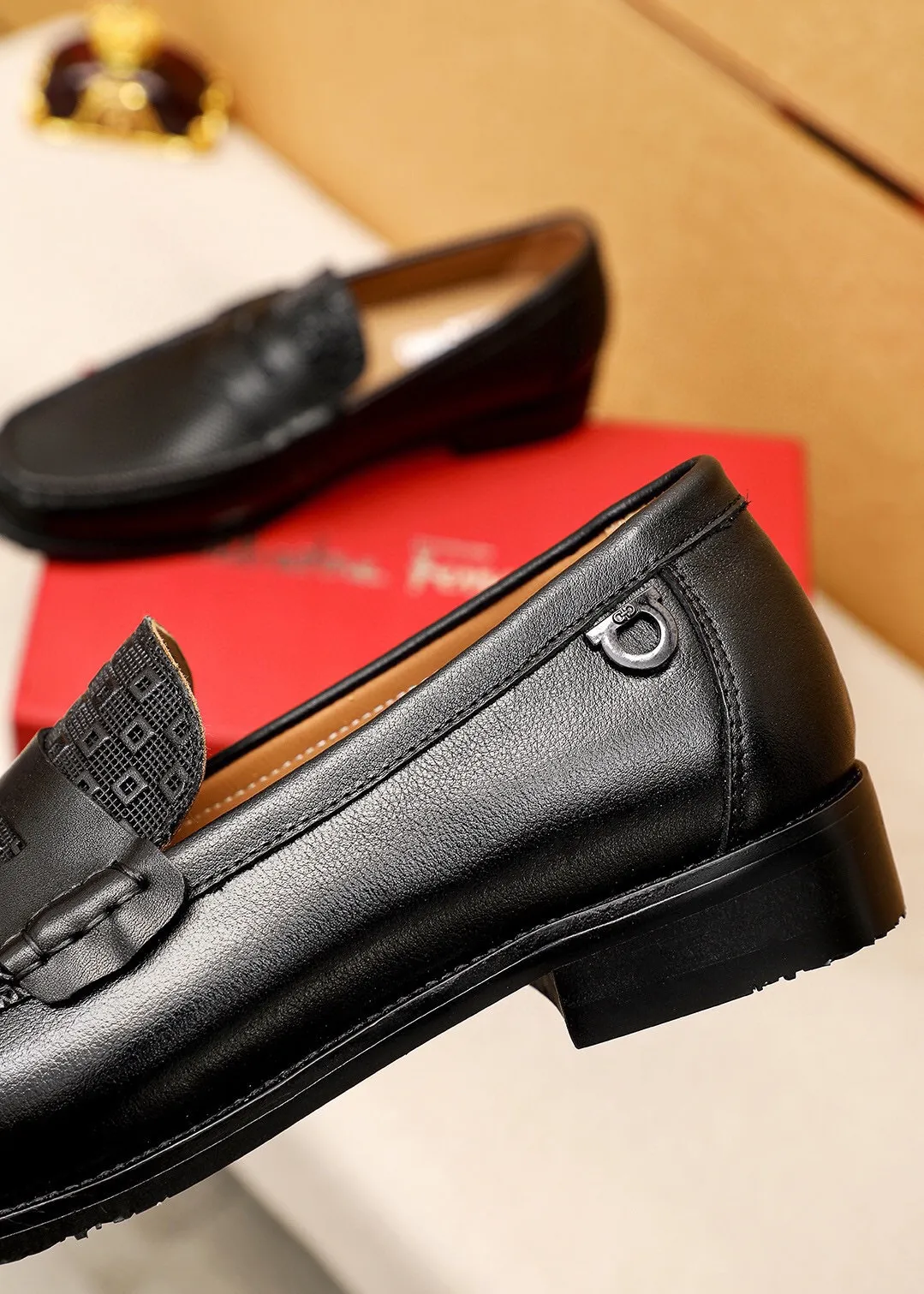 Men's shoes 💰462 💐 Product trademark: Ferragamo "Ferragamo" casual leather shoes Regular size: 38-44 (45.46🉑️customized) Product materials: Selected imported first-layer calfskin embossed upper, imported water-dyed cowhide leather lining. Strong three-dimensional visual effect, combined outsole Color: 1⃣️color optional
